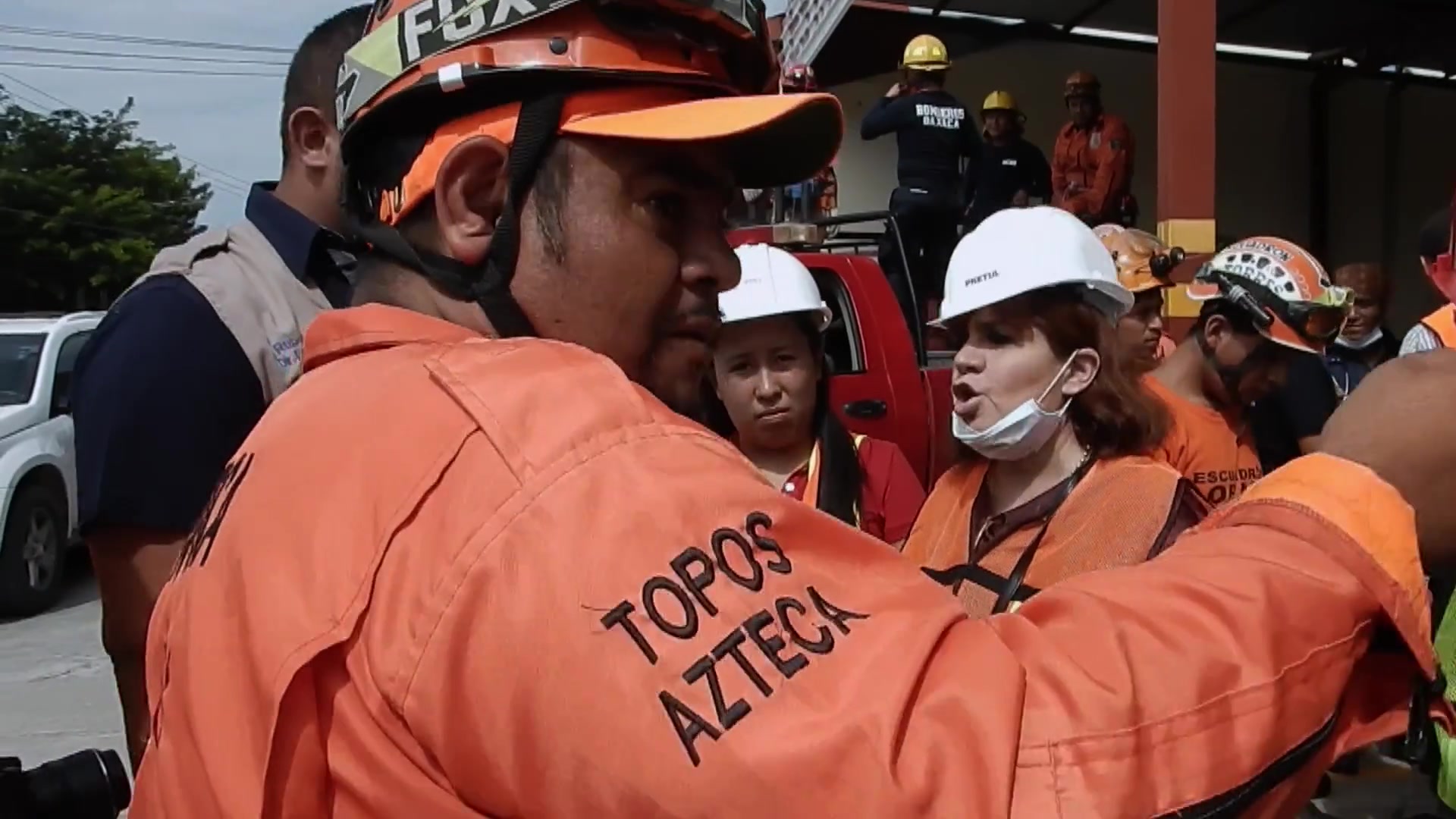 1985: Héroes entre ruinas, members of the Topos Azteca rescue team