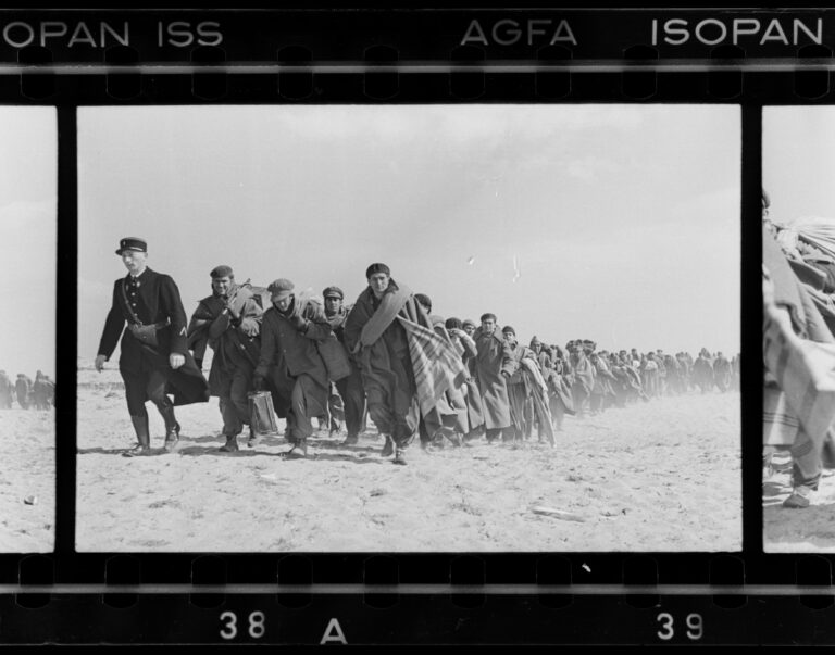 La maleta mexicana, archive negative of refugees in exile