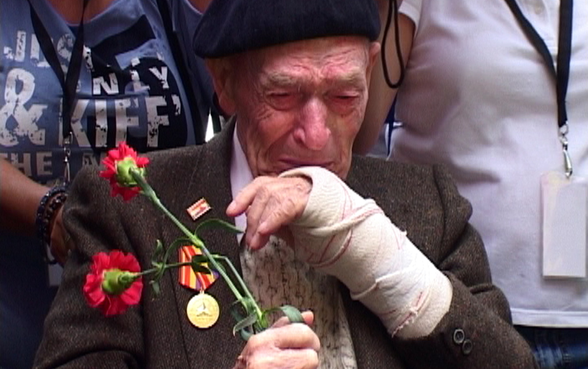 Notes al peu, a veteran at a remembrance ceremony