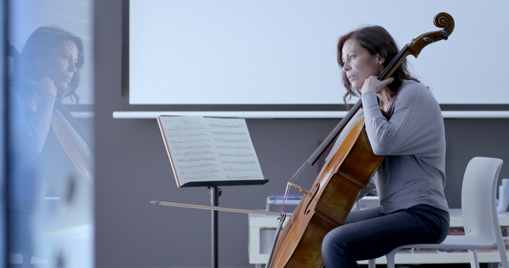 Sonata para violonchelo, Júlia playing the cello