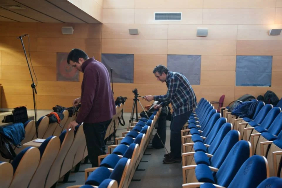 Gerard Pastor and Eduard Coll preparing a recording session with the Cobla Contemporània. Side-view photo.