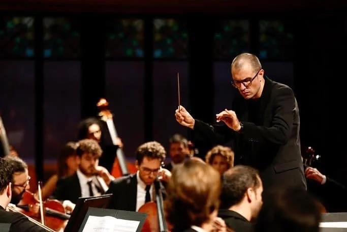 Gerard Pastor conducting the Franz Schubert Filharmonia at the Palau de la Música Catalana.