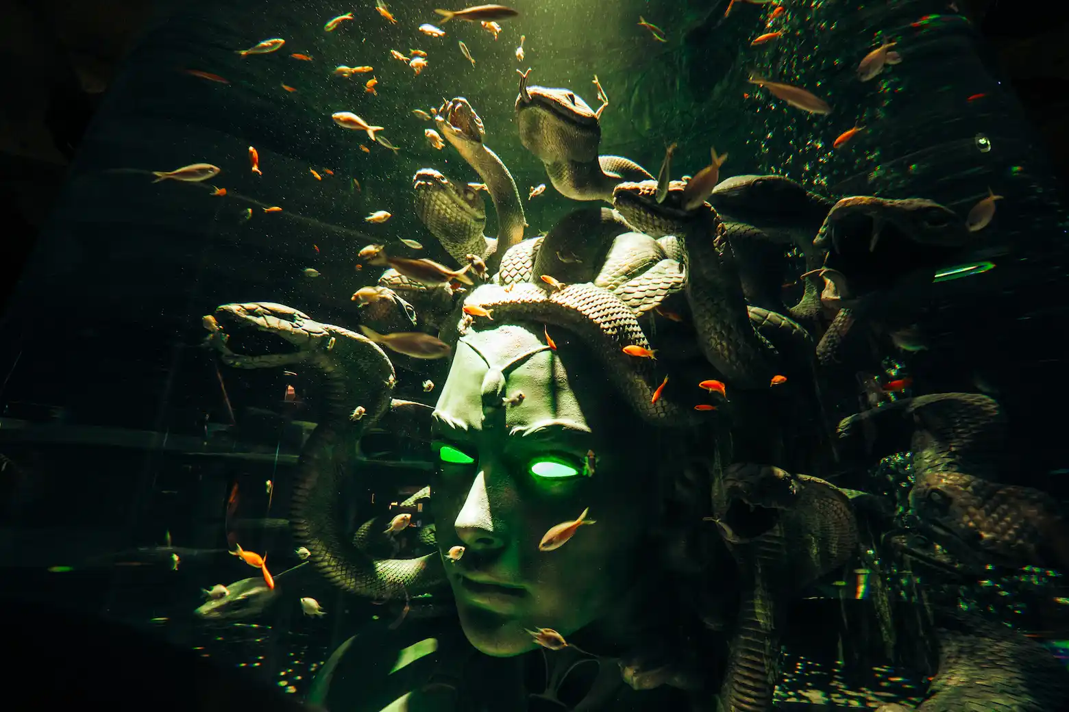 Lost-World-Aquarium-Previously-Lost-Chambers-Atlantis-Dubai-Underwater-Statue.png
